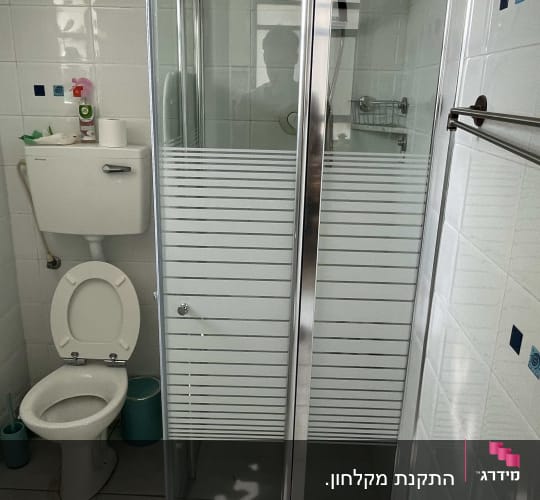מקלחון זכוכית עם דלתות הזזה בחדר אמבטיה